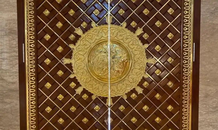 Replika pintu nabawi, Sumber: pengrajinkuningantembaga.co.id