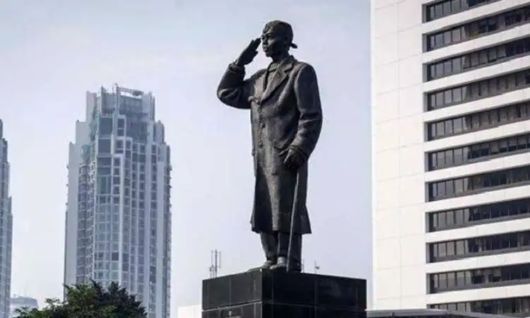 Pose ikoning patung Jendral Sudirman, Sumber: tempo.co