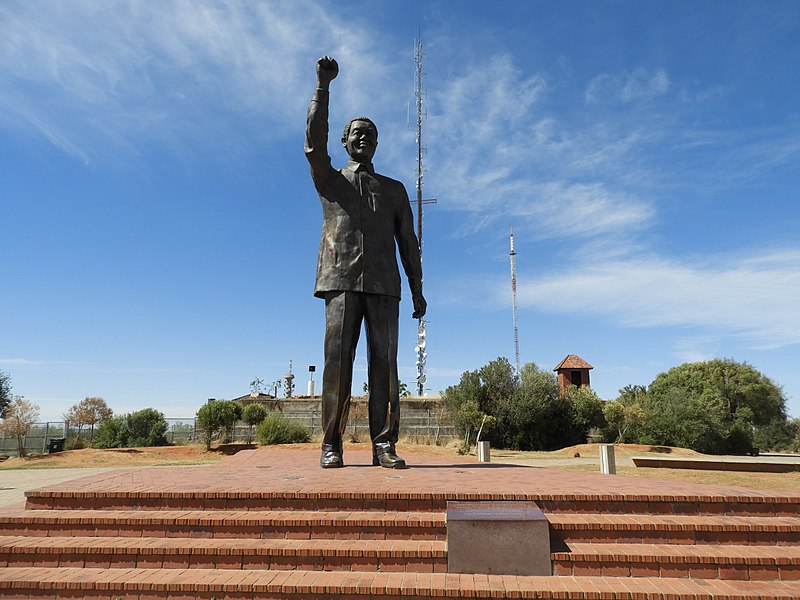 Patung Nelson Mandela