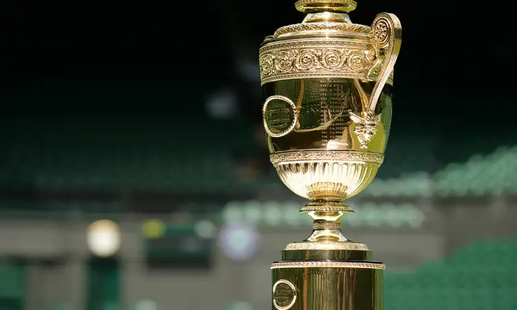 Piala trophy fisik, Sumber: futurecdn.net