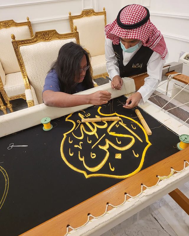 Kaligrafi emas diatas kiswah Ka'bah yang ditenun 