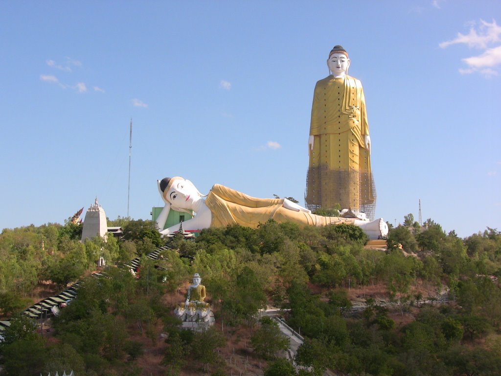 The Laykyun Setkyar Buddha, patung kebanggaan masyarakat Myanmar. sumber: mapio.net