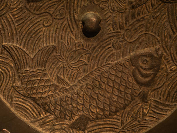 contoh relief berbahan tembaga dengan motif ikan. sumber: istockphoto.com