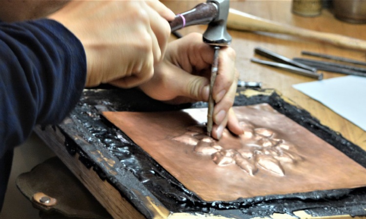 Proses dalam membuat grafir logam, Sumber: goldsmiths-centre.org