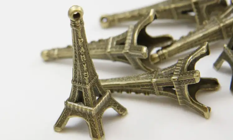 Miniatur menara eiffel, Sumber: etsy.com