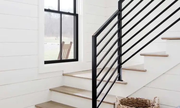Railing tangga dari logam, Sumber: plankandpillow.com