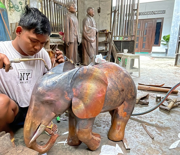 Proses produksi patung gajah secara handmade, Sumber: doc pribadi